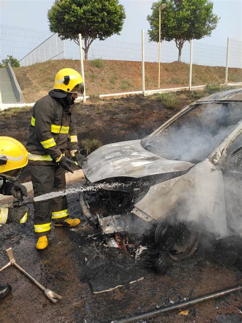 SEXTA FEIRA 21 10 Carro pega fogo e fica completamente destruído em