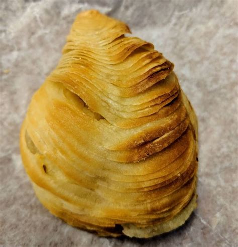 sfogliatelle | Pastry desserts, Italian pastries, Food