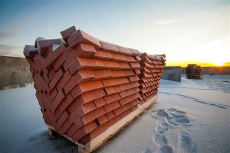 Tijolos Vermelhos Em Um Palete Em Um Canteiro De Obras No Inverno