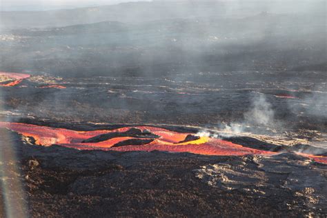 Continua L Eruzione Del Vulcano Mauna Loa La Lava Minaccia Un