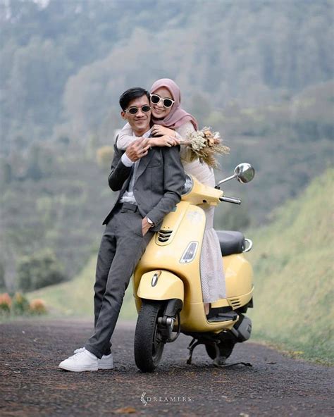 Pin Oleh Your Pin Di Prewedding Pose Prewedding Fotografi Tunangan Pose Pasangan Pengantin