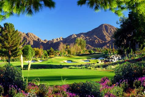 Download Captivating 4K Golf Course Scenery | Wallpapers.com