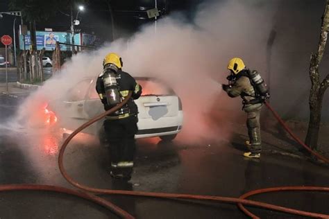 Fogo Destr I Autom Vel P Lio Em Rua Na Rea Central De Pouso Alegre