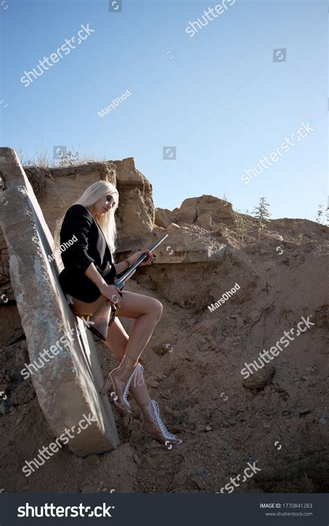 Sexy Blonde Woman Antique Rifle Her库存照片1770841283 Shutterstock