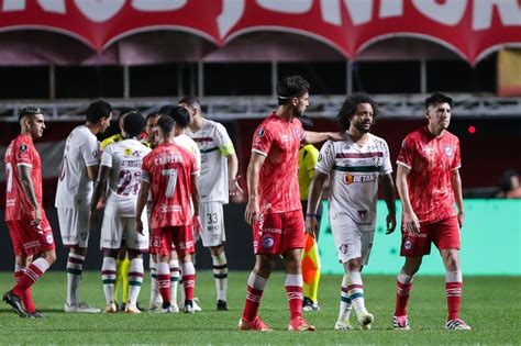 Aten O Imagem Forte Marcelo Do Fluminense Quebra A Perna De Atleta