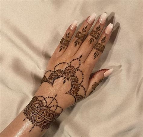 Pin di sumaiyah su henna Tatuaggi con henna Hennè mani Hennè