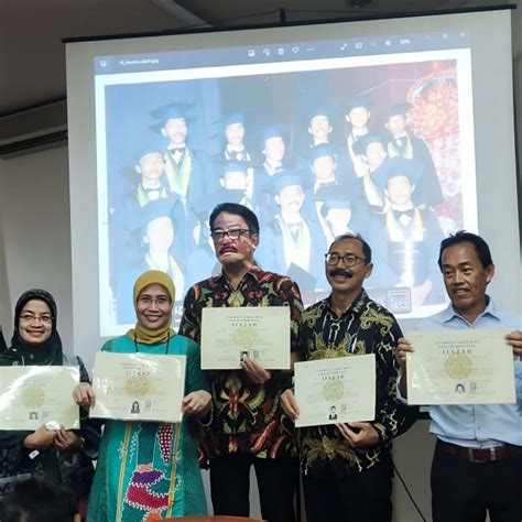 Teman Seangkatan Jokowi Bersaksi Tunjukkan Ijazah Asli Dan Foto Foto