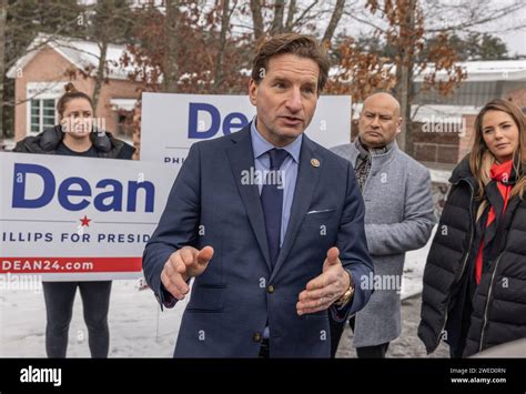 Nashua Nh January 23 2024 Democratic Presidential Candidate Dean