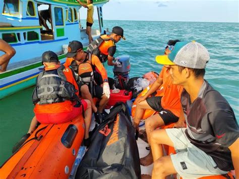 Tim Sar Temukan Jasad Nelayan Tenggelam Di Pantai Tanjung Kemirai