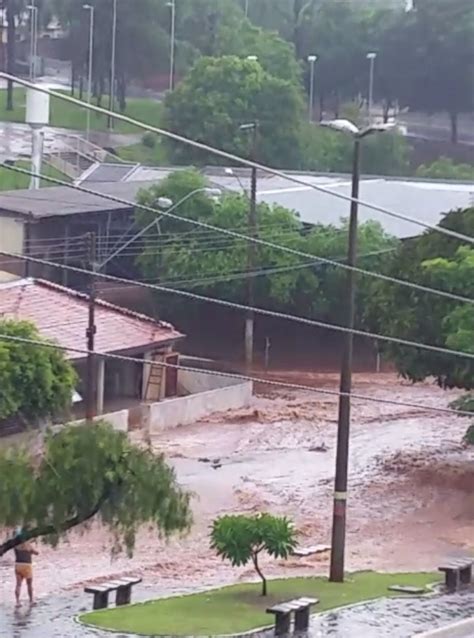 Chuva forte derruba árvores e alaga ruas de Olímpia São José do Rio