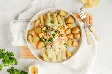 Witte Asperges Met Hollandaisesaus Aardappeltjes Ei En Ham