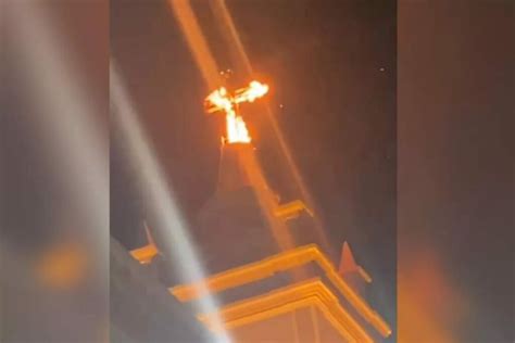 Cruz de igreja pega fogo durante celebração no interior do Ceará