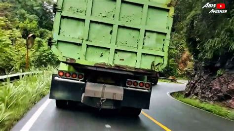 Dalam Bahaya Truck Tronton Hino Muatan Berat Ton Batu Turun