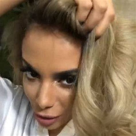 Ano Novo Cabelo Novo Cantora Anitta Fica Loira E Surpreende F S