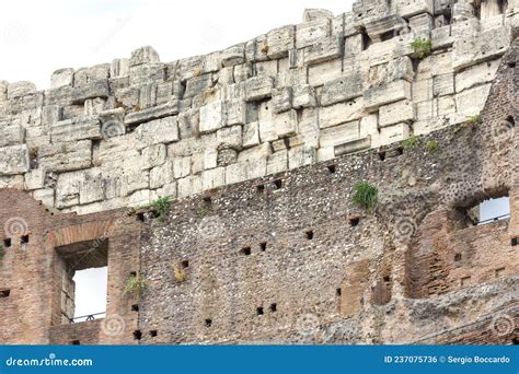 Vistas Y Detalles Del Monumento Al Colosseo En Roma Foto De Archivo