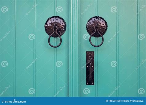 Puertas De Madera Del Vintage Del Color Brillante Foto De Archivo