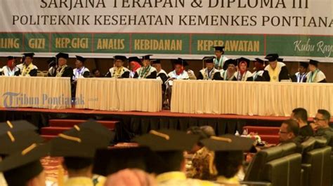 Foto Acara Wisuda Mahasiswa Poltekkes Kemenkes Pontianak Yang Ke Xxv