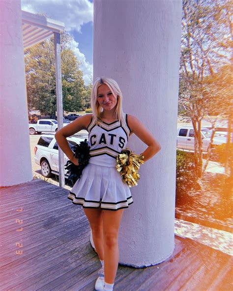 Pin By Yaezuha On Cheer Inspo In Hot Cheerleaders Cute Cheerleaders Cheerleading Poses