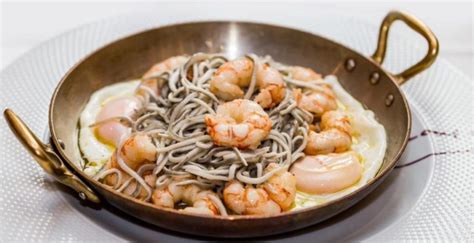 Cazuela De Huevos Con Gulas Y Gambas En Manolo Mayo De Los Palacios