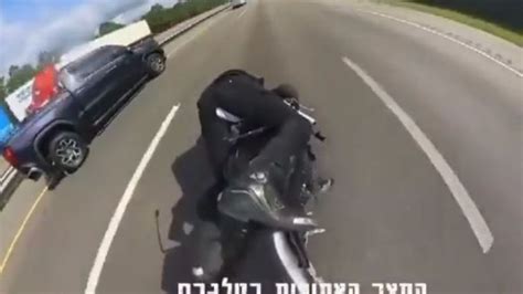 Video Impactante De Un Motociclista Que Choca Contra Una Camioneta Y Lo