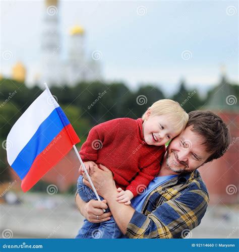 Familia Con La Bandera Rusa Con Mosc El Kremlin En Fondo Foto De