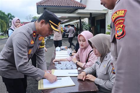 Pastikan Bersih Dari Narkoba Kapolres Lampung Utara Mendadak Tes Urine