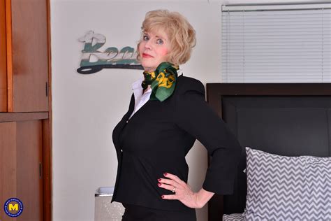 Elegant US Milf Sindee Dix Spreads Nyloned Legs To Work Her Clit Pussy