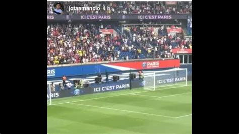 Vídeo Neymar é ovacionado e quebra protocolo ao ser apresentado no PSG