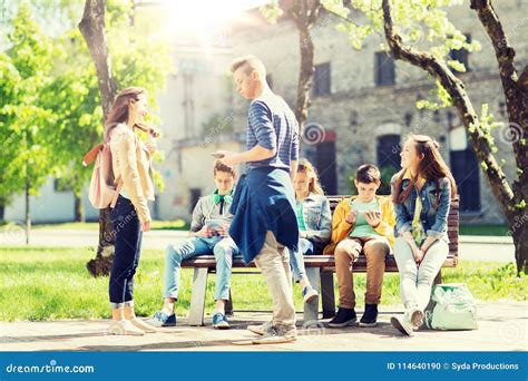 Grupo De Estudantes Adolescentes Na Jarda De Escola Foto De Stock