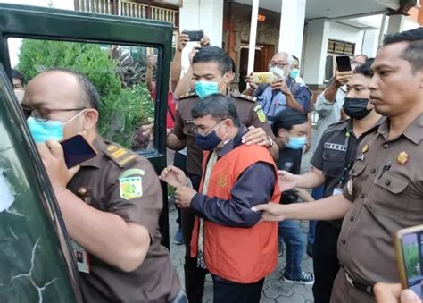 Rugikan Negara Rp Miliar Ketua Lpd Anturan Ditahan Bali Express