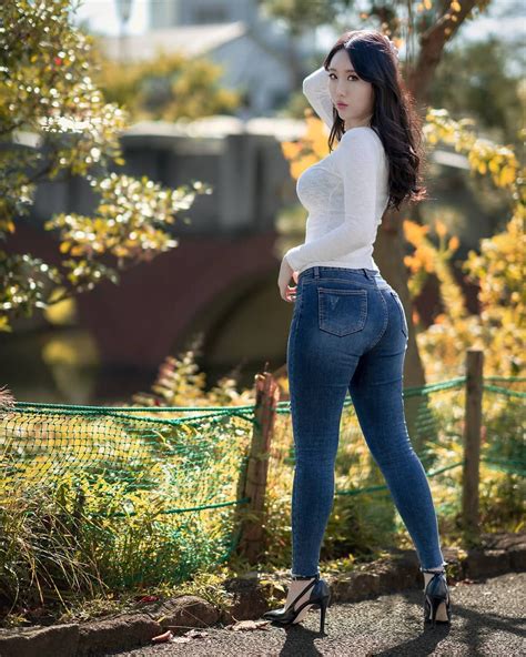 이미지 사람 1명 서 있음 실외 Sexy Jeans Girl Sexy Women Jeans Beautiful Jeans