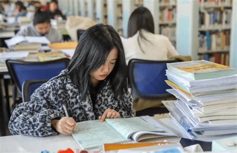 “逆向考研”引热议，名校生报考双非研究生，普通学生该何去何从上岸大学生保研生