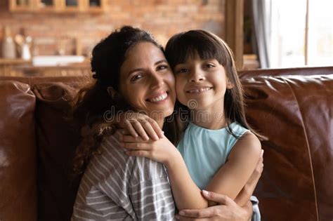 M E Solteira Latina Sentada No Sof Abra O Filha Pequena Imagem De Stock Imagem De Amor