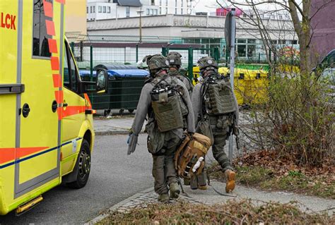 Sek Einsatz In Leipzig Mann Verschanzt Sich In Wohnung