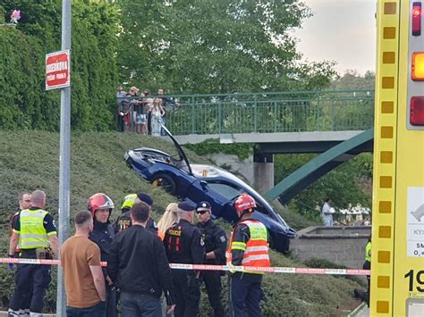 Fotogalerie V N Dopravn Nehoda Se Stala Ve St Edu Kv Tna V Ulici