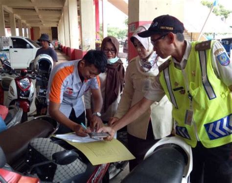 Samsat Pinrang Cari Kendaraan Tunggak Pajak Di Jalan