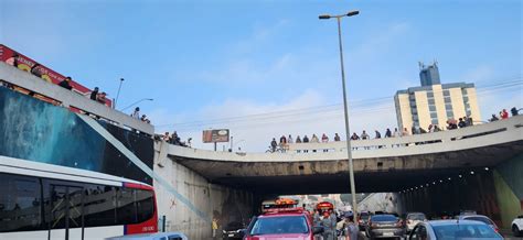 Caminhão atinge viaduto parte da estrutura cai e mata motociclista em