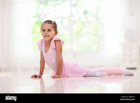 Estudio De Ballet Infantil Peque A Bailarina En Clase De Baile Chica