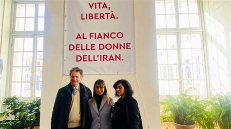 8 Marzo Uno Striscione Solidale Per Le Donne Iraniane