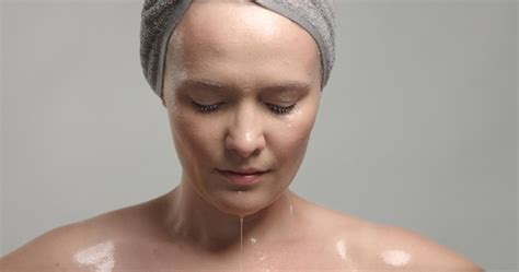 Primer plano de la cara de la mujer con la piel húmeda con gotas de