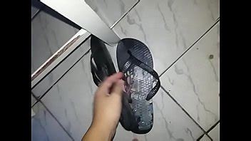 Derramando Porra No Chinelo Do Meu Vizinho XVIDEOS