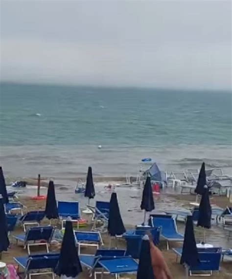 Tromba D Aria In Cilento Ad Acciaroli Sulla Spiaggia Volano Lettini E