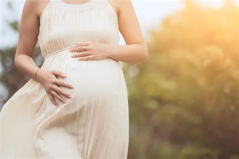 5 Kebiasaan Yang Jadi Penyebab Kaki Bengkak Pada Ibu Hamil