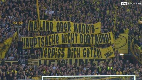 Bvb Fans Beschimpfen Mario G Tze Mit Plakat