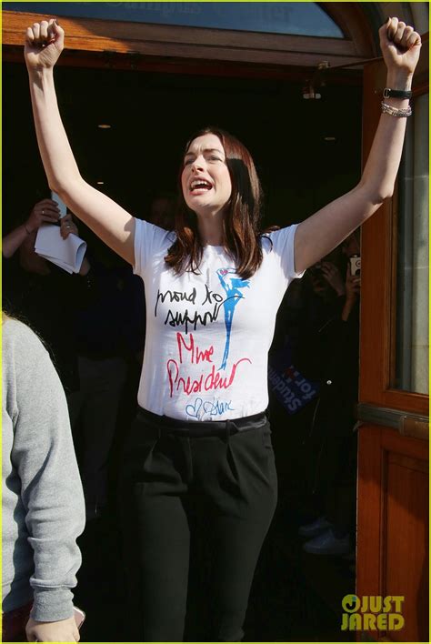 Photo: anne hathaway sings happy birthday to collee student while ...