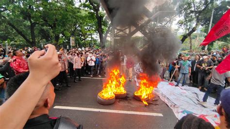 Mahasiswa Demo Tolak BBM Di Patung Kuda Bakar Ban Hingga Aksi Teatrikal