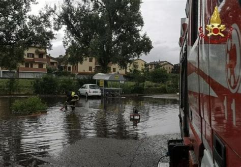 Maltempo Nubifragio Su Imola Alberi Caduti E Allagamenti Ambulanza