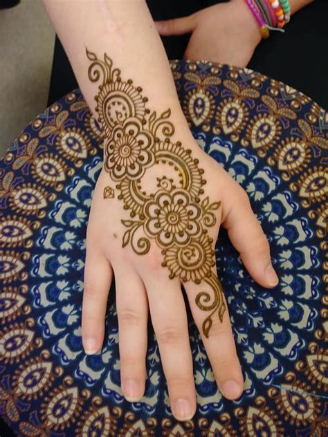 Pin By Ea Kb On Henna Pretty Henna Designs Beginner Henna Designs