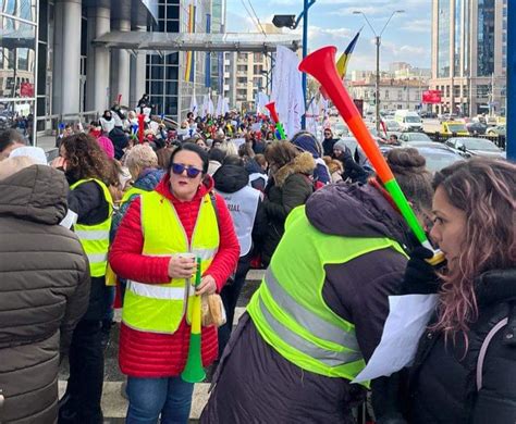 Protestul Grefierilor Din Cadrul Instan Elor De Judecat Ziarul D Mbovi A