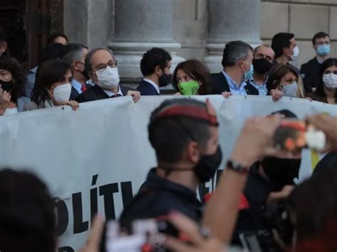 Protestas por la inhabilitación de Torra ante los ayuntamientos y en